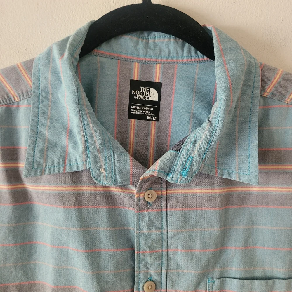The North Face Chambray Pursuit Men's Medium‎ Short Sleeve Button Up Shirt Blue